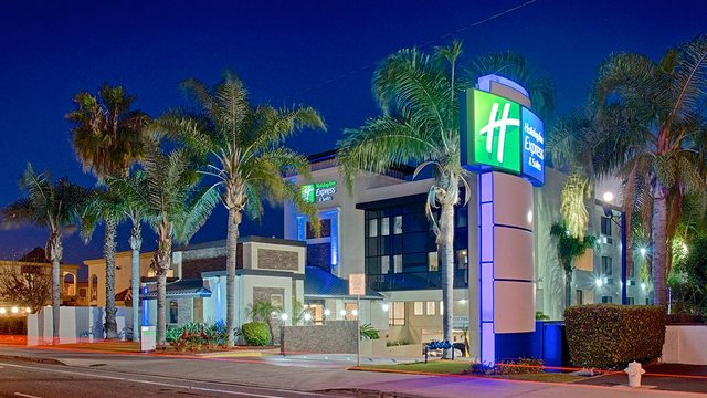 Holiday Inn Express & Suites exterior