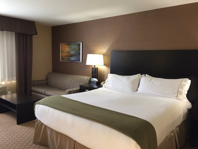 Holiday Inn Express & Suites Bedroom